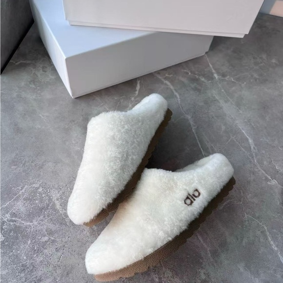 ALO Yoga Shoes - ALO Yoga Cozy Cream Slippers